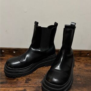Black Women's Chelsea Boots